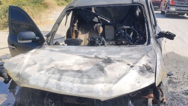 Samsun’da alev alan otomobil kullanılamaz hale geldi