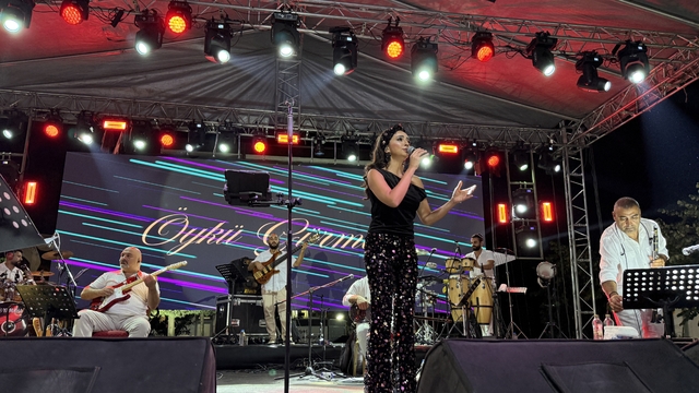 Samsun’da düzenlenen yaz festivalinde Öykü Gürman konser verdi