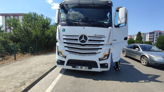 Samsun’da tırla çarpışan otomobilin sürücüsü yaralandı