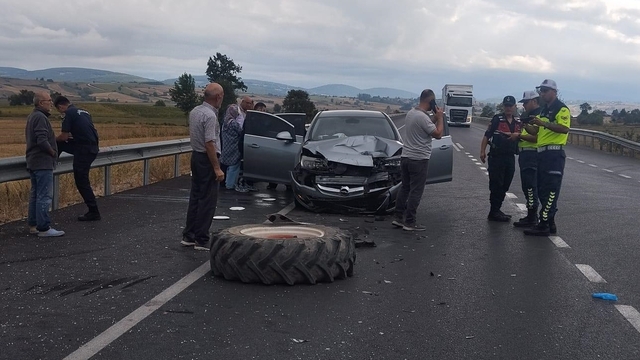 Samsun’da traktör ile otomobilin çarpıştığı kazada 4 kişi yaralandı
