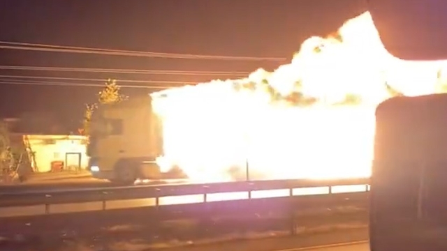 Samsun’da yanarak 8 kilometre giden TIR’ı görenlerin yaşadığı panik kameraya yansıdı