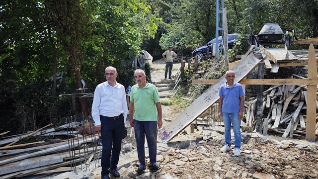 Yakakent’te ihtiyaç sahibi aileye yeni ev yapılıyor