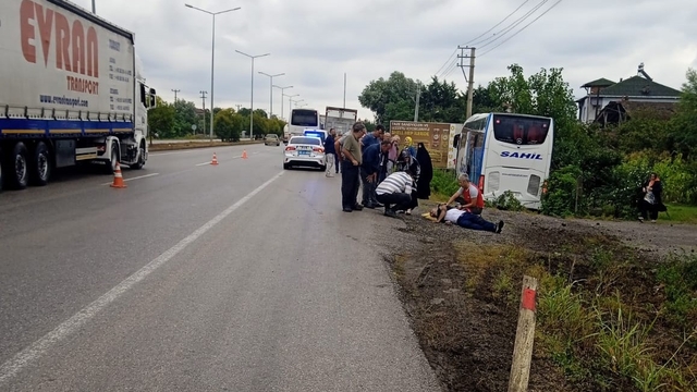 Yolcu otobüsü kamyonete branda çekenlere çarptı; 1 ölü, 1 ağır yaralı