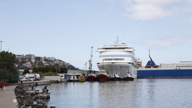 “Astoria Grande” kruvaziyeri 937 yolcusuyla Samsun Limanı’na demirledi