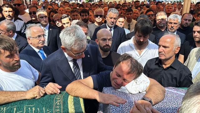 Bakan Memişoğlu, Samsun’daki kazada ölen anne ile oğlunun cenaze törenine katıldı