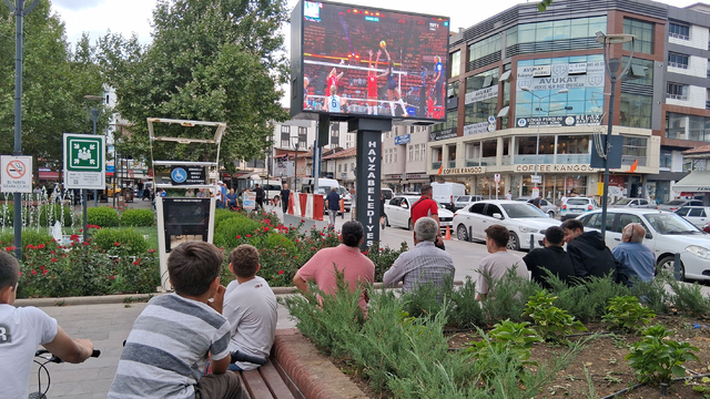 Havza’da Türkiye ABD voleybol çeyrek final maçı meydanda izlendi