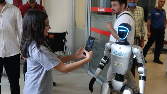 Robot Festman’a fahri kimlik belgesi