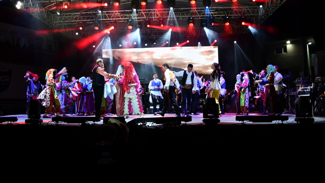 Vezirköprü Gençlik Konseri’nde Ekin Uzunlar sahne aldı