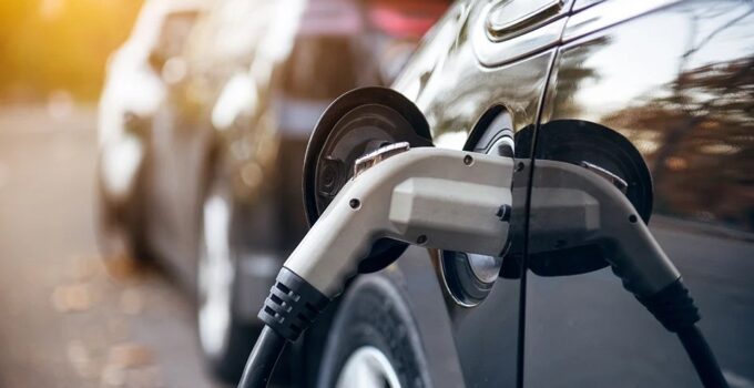 Otomotiv Sektöründe Enerji Dönüşümü: Küresel Elektrikli Araç Pazarında Yeni Dönem Analizi